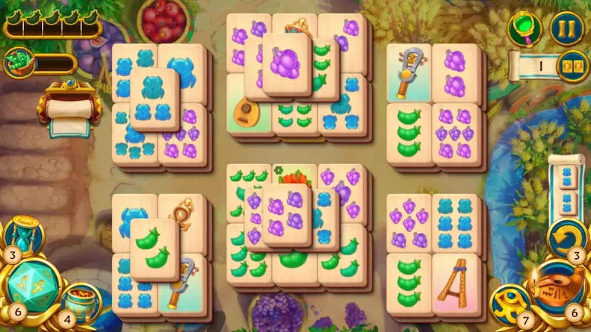 Tabuleiro de Pyramid of Mahjong com peças de frutas e símbolos empilhadas